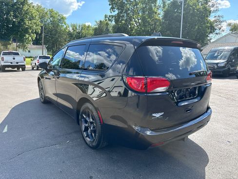 Used 2019 Chrysler Pacifica Touring Plus w/ S Appearance Package FWD image 5