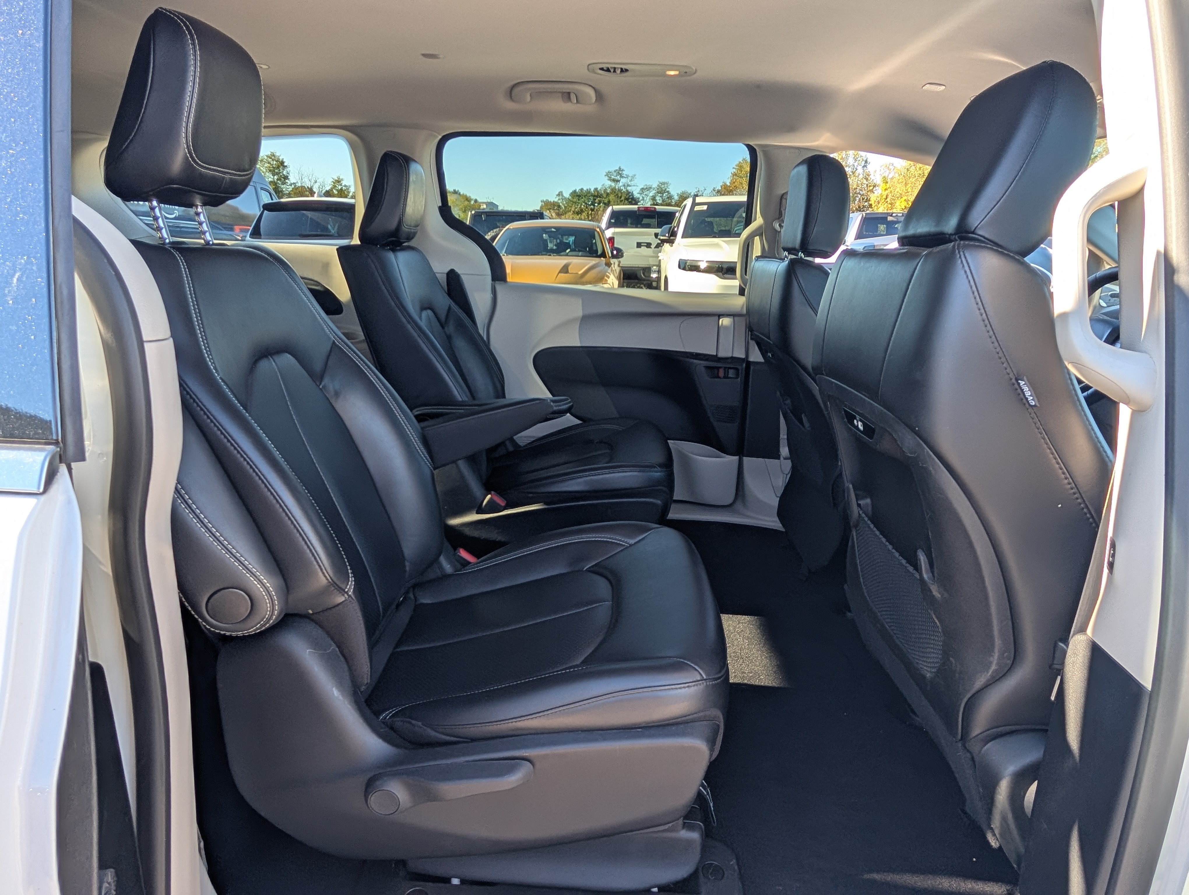 Used 2023 Chrysler Pacifica Touring-L FWD image 12