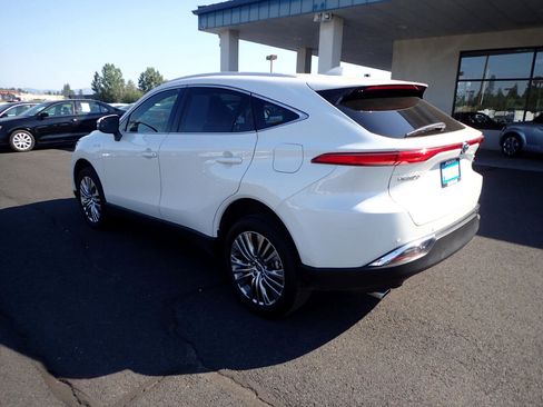 Used 2021 Toyota Venza XLE image 3