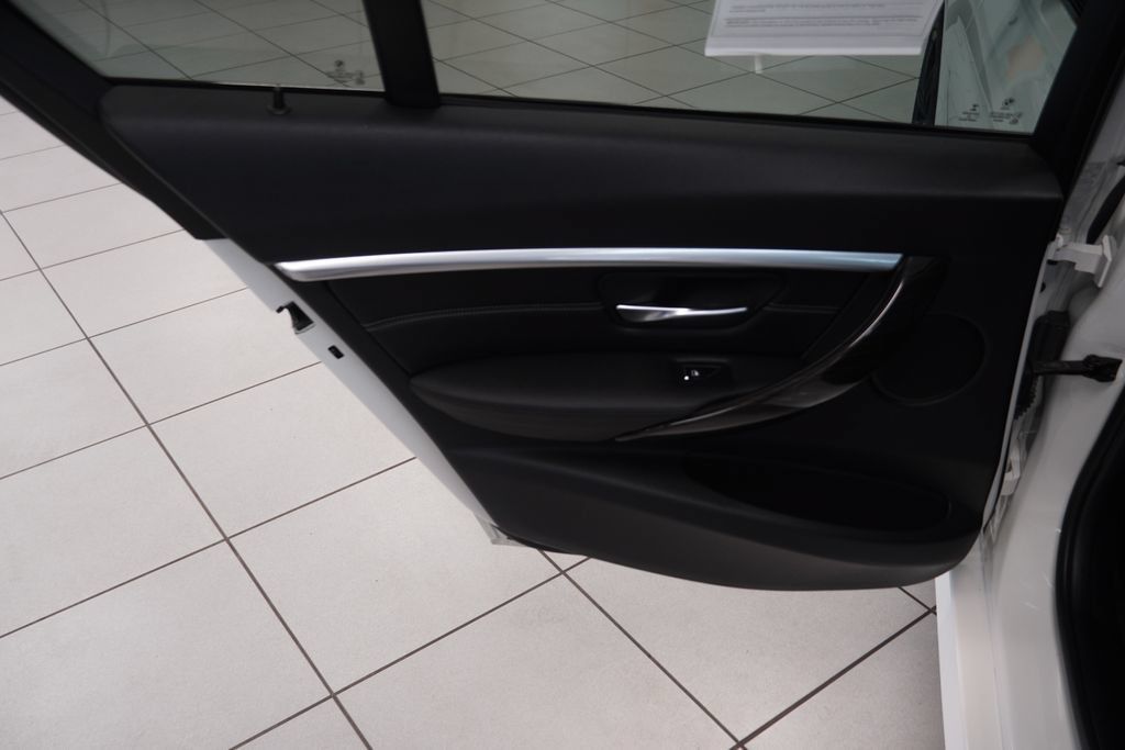 Used 2017 BMW 340i xDrive Sedan AWD/4WD image 18