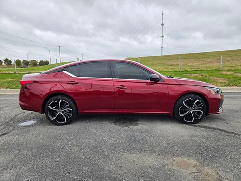 Used 2024 Nissan Altima 2.5 SR image 2