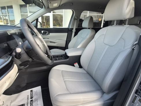 New 2025 Kia Sorento S image 2