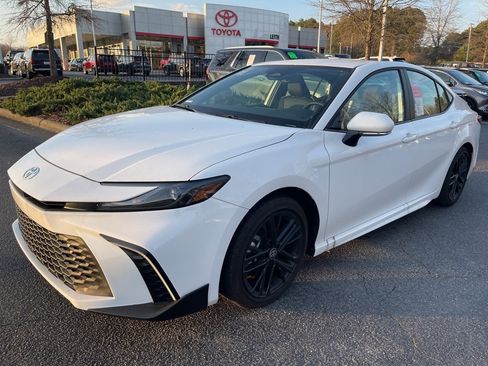 Used 2025 Toyota Camry SE w/ Convenience Package image 2