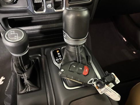 Used 2022 Jeep Wrangler Unlimited Sahara AWD/4WD image 17