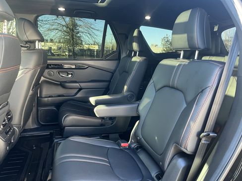 Used 2025 Honda Pilot TrailSport image 15