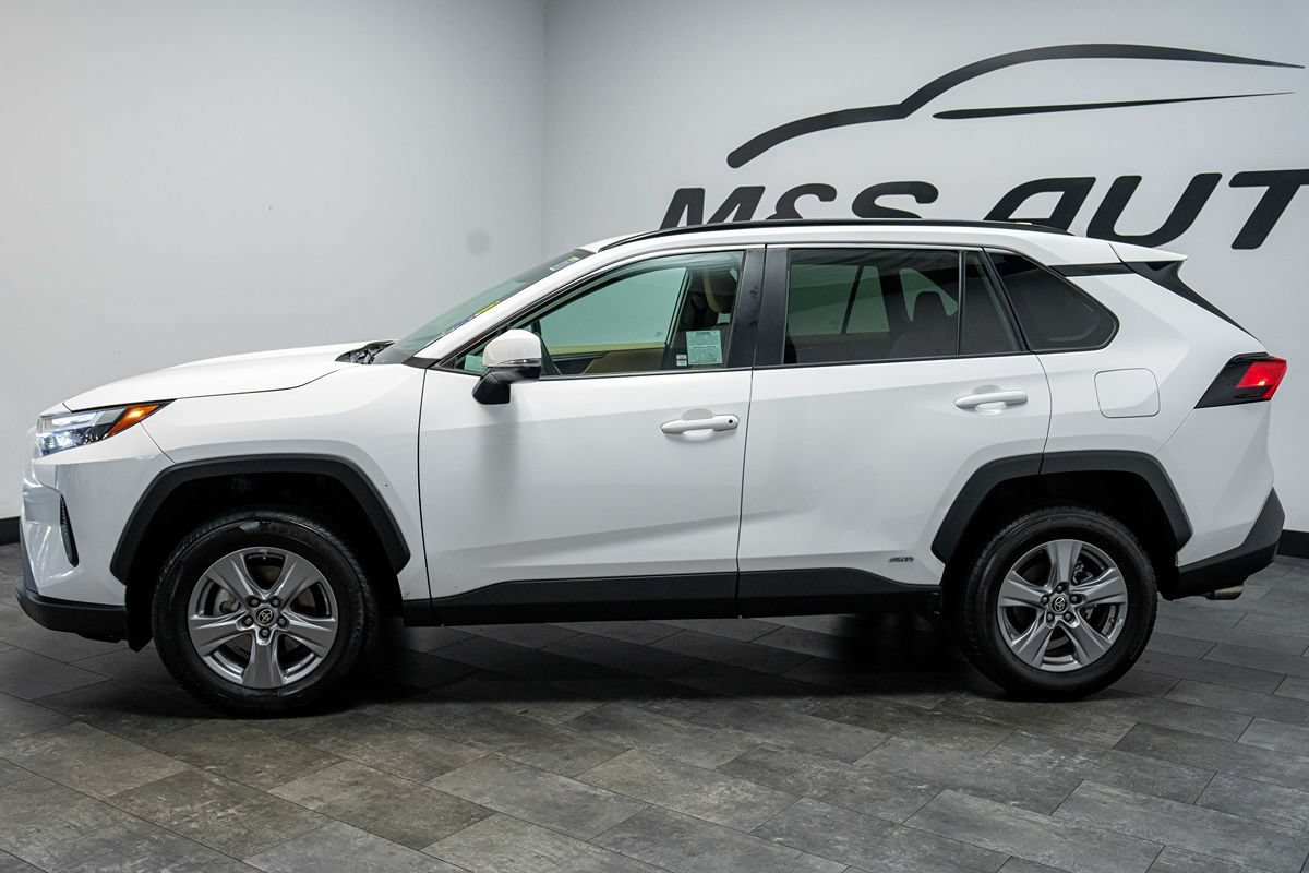 Used 2024 Toyota RAV4 LE AWD/4WD image 3