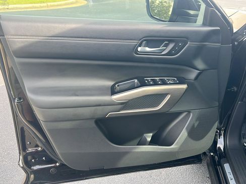 Used 2023 Nissan Pathfinder Platinum AWD/4WD image 17