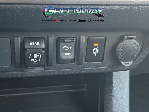 Used 2019 Toyota Tacoma TRD Sport AWD/4WD image 17