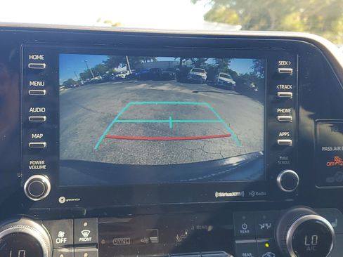 Used 2021 Toyota Highlander XLE AWD/4WD image 28