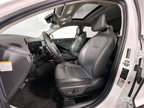 Used 2023 Kia Niro SX Touring FWD image 4
