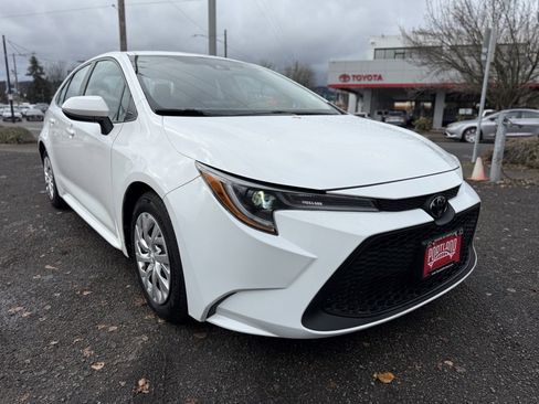 Used 2022 Toyota Corolla LE image 2
