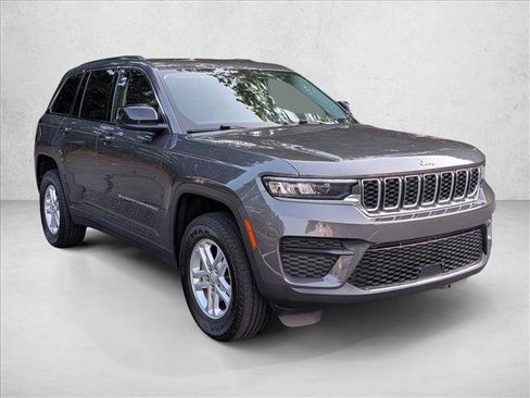 Used 2023 Jeep Grand Cherokee Laredo w/ Luxury Tech Group I AWD/4WD image 3