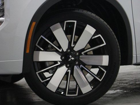 New 2026 Mitsubishi Outlander SEL image 3