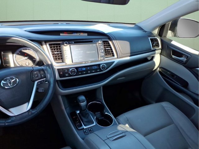 Used 2017 Toyota Highlander XLE AWD/4WD image 14