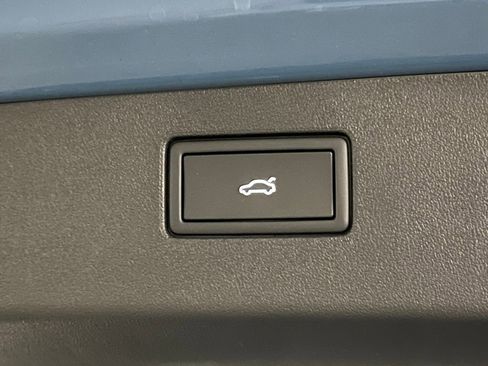 New 2025 Volkswagen Tiguan SE image 39