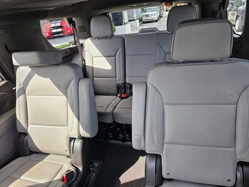Used 2022 GMC Yukon SLT w/ SLT Premium Package image 16