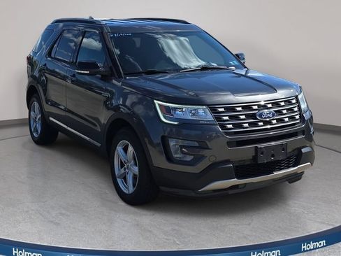 Used 2017 Ford Explorer XLT AWD/4WD image 4