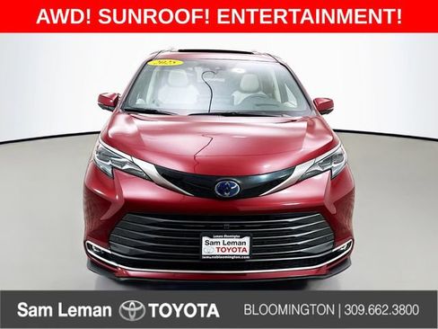 Used 2025 Toyota Sienna Platinum image 2