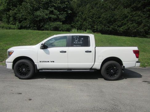 Used 2019 Nissan Titan SL w/ Midnight Edition AWD/4WD image 6