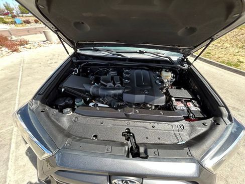Used 2017 Toyota 4Runner SR5 AWD/4WD image 36