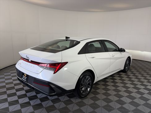 Used 2024 Hyundai Elantra Blue FWD image 10