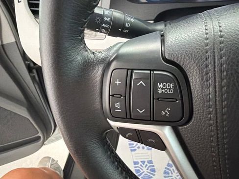 Used 2020 Toyota Sienna XLE w/ XLE Navigation Package FWD image 22