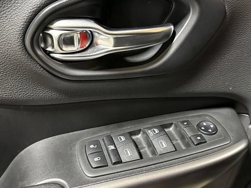 Used 2019 Jeep Cherokee Latitude w/ Popular Appearance Group FWD image 20
