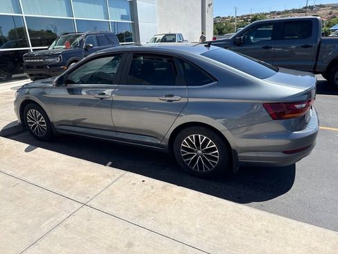 Used 2019 Volkswagen Jetta SE w/ Cold Weather Package FWD image 2