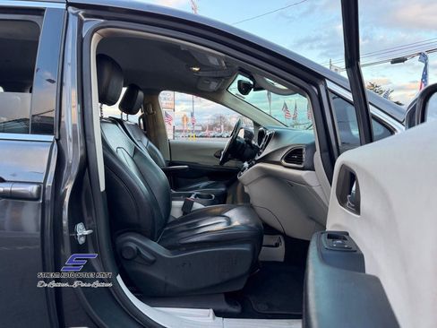 Used 2019 Chrysler Pacifica Touring-L image 14