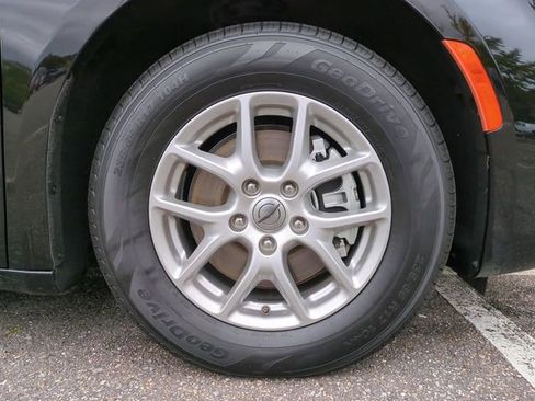 Used 2024 Chrysler Pacifica Touring-L image 11