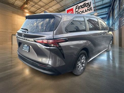 Used 2021 Toyota Sienna XLE image 6
