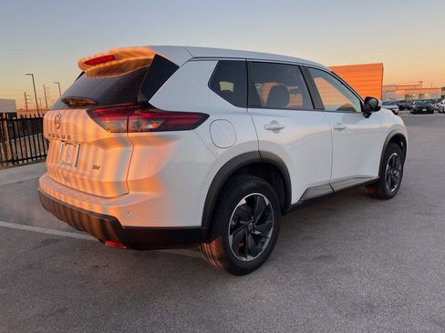 Used 2024 Nissan Rogue SV image 4