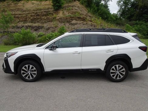 Used 2024 Subaru Outback Premium AWD/4WD image 1