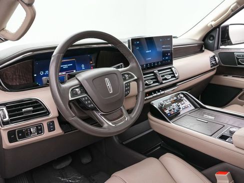 Used 2024 Lincoln Navigator Premiere image 13