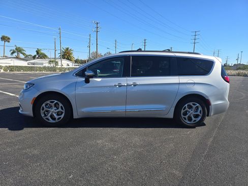 Used 2023 Chrysler Pacifica Limited image 6