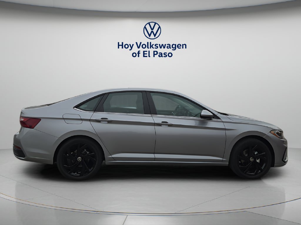 Used 2026 Volkswagen Jetta SE FWD image 2