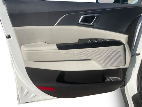 Used 2024 Kia Carnival LX image 8