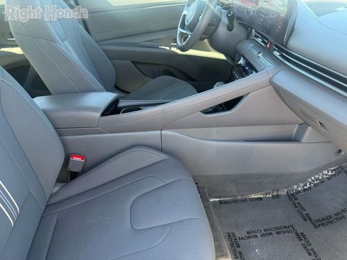 Used 2025 Hyundai Elantra SEL image 31