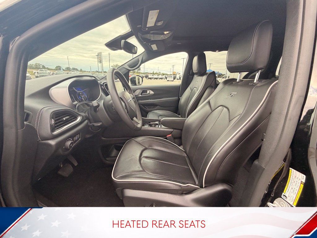 Used 2025 Chrysler Pacifica Limited AWD/4WD image 16
