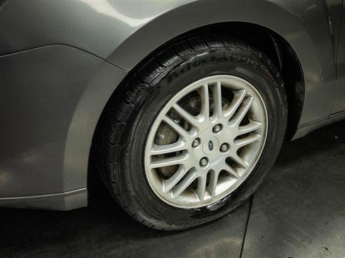 Used 2011 Ford Focus SE image 4