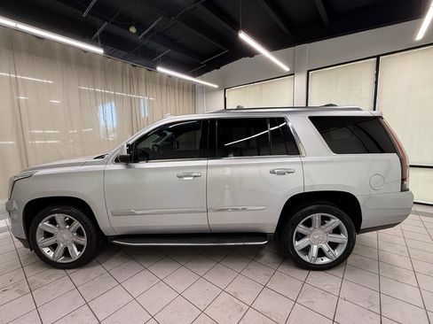 Used 2017 Cadillac Escalade Luxury AWD/4WD image 9