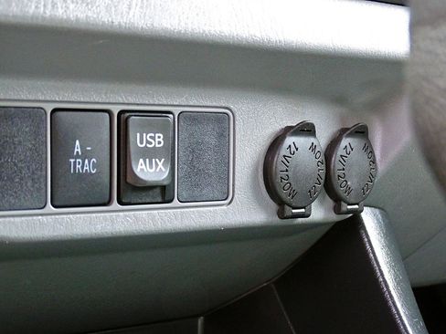 Used 2015 Toyota Tacoma 4x4 Double Cab w/ TRD Off-Road Package image 30