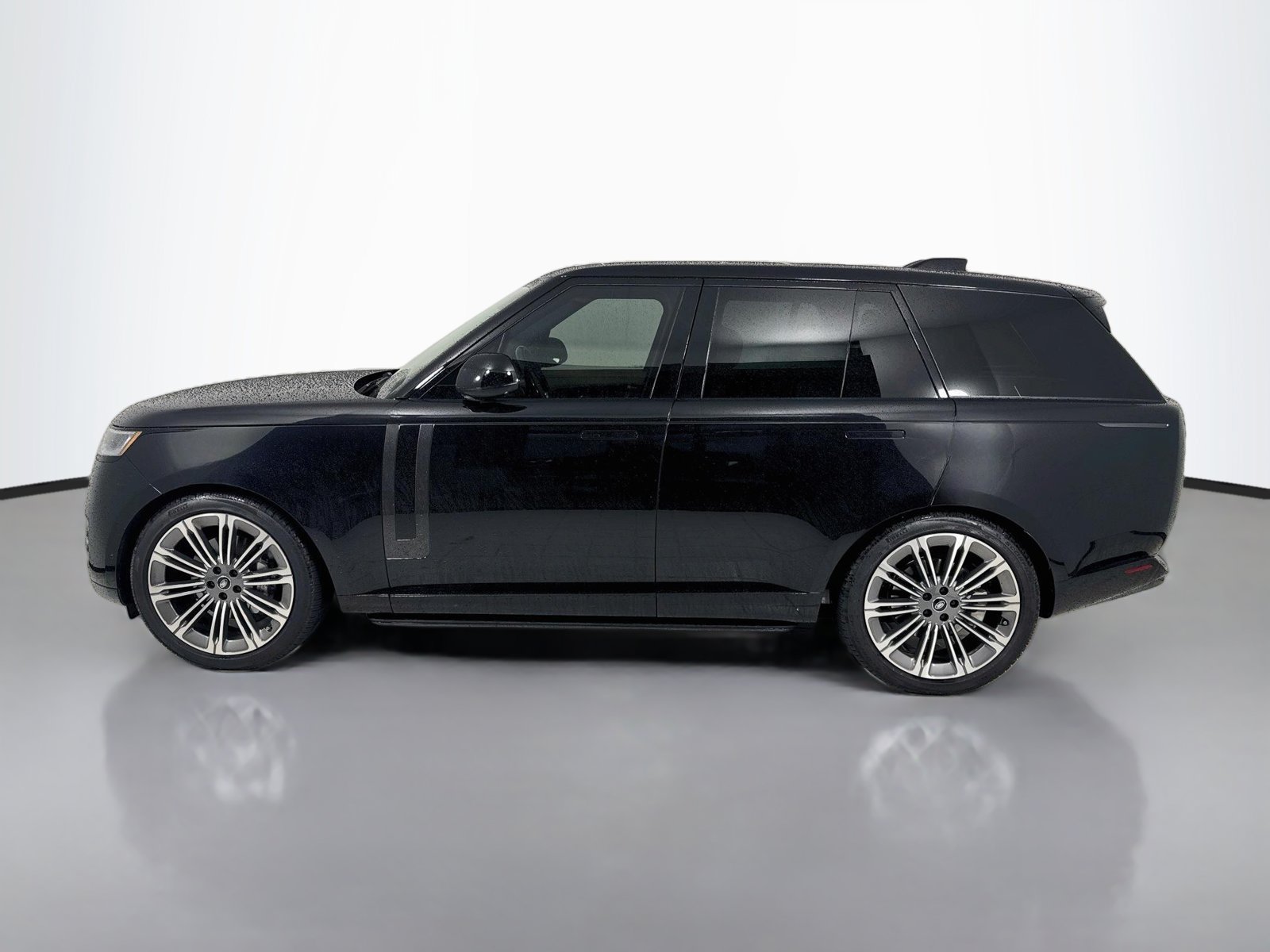 Used 2025 Land Rover Range Rover SE AWD/4WD image 4