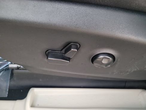 Used 2024 Chrysler Pacifica Touring-L FWD image 23