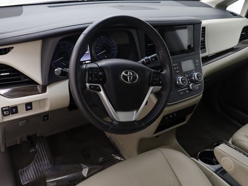 Used 2017 Toyota Sienna XLE image 6