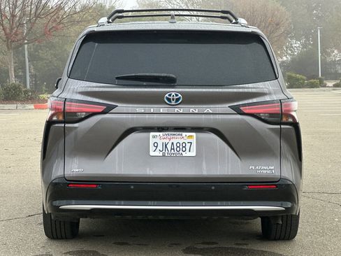 Used 2023 Toyota Sienna Platinum image 5