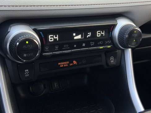 Used 2020 Toyota RAV4 XLE w/ Carpet Mat Package FWD image 20