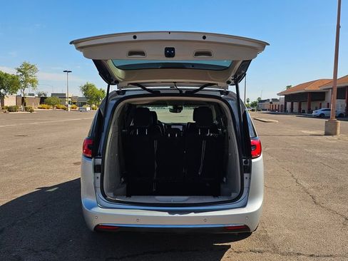 Used 2023 Chrysler Pacifica Touring-L FWD image 13