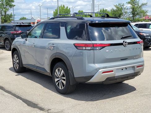 Used 2023 Nissan Pathfinder SL AWD/4WD image 2