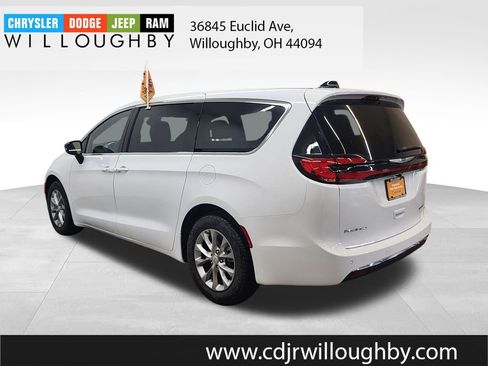 Used 2026 Chrysler Pacifica Limited image 6